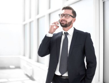 Mobil telefonda konuşurken başarılı bir iş adamı.