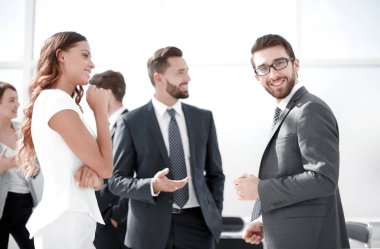 ofiste iş arkadaşları ile konuşurken işadamı