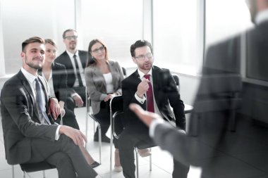 Proje yöneticisi iş ekibi için bir rapor hazırlıyor.