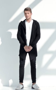 modern bir genç adam tam growth.portrait içinde