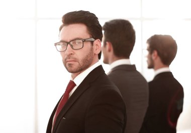 arka view.a grup ofis pencereden dışarı bakarak iş ortakları