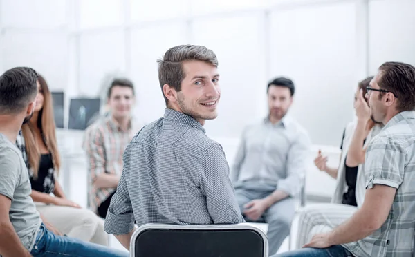 Giovane imprenditore in un laboratorio — Foto Stock