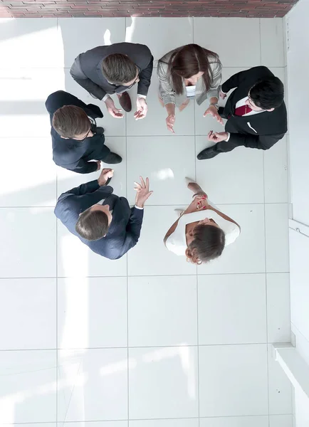 Bovenaanzicht. Business team bespreken belangrijke kwestie — Stockfoto