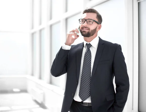 Framgångsrik affärsman talar i mobiltelefon. — Stockfoto