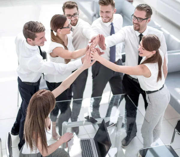 Feliz equipo de negocios poniendo sus manos juntas — Foto de Stock