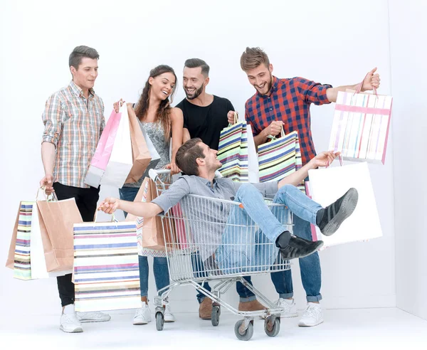 Gençlerin alışveriş torbaları ile neşeli grup — Stok fotoğraf