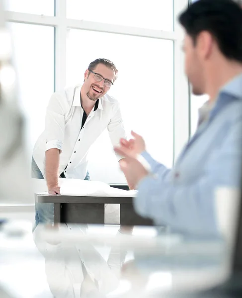 Colegas sonrientes hablando en el lugar de trabajo . — Foto de Stock