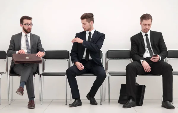 Empleados sentados en sillas en el pasillo de la oficina —  Fotos de Stock