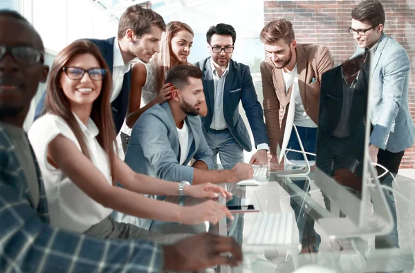 Vriendelijke business team bespreken nieuwe businessplan — Stockfoto