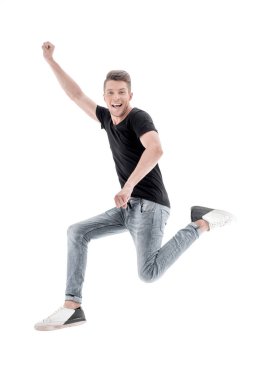 Mutlu neşeli genç adam atlama ve başarı kutluyor heyecanlı