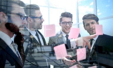 cam üzerine notlar okuma çalışan grubu.