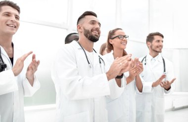 Doktorlar bir konferansta alkışlıyorum