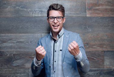 Kendine güvenen adam katlanmış silah agains ile ayakta