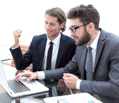 dizüstü bilgisayarda çalışan iki iş adamları.