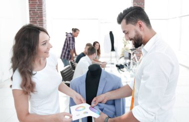 tasarımcılar yeni modelleri erkek giyim tartışıyor
