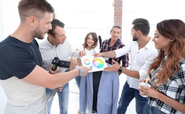 Renk paletini tartışan tasarımcı takımı