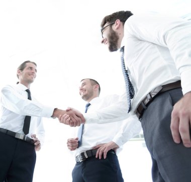 Yeni sunu tartışırken sonra karşılıklı iş arkadaşları.