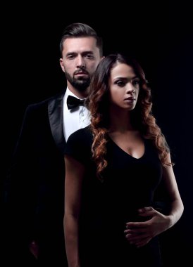 şık erkek ve kadın yan yana studio poz.