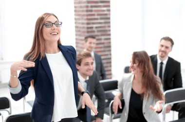 Ofis Toplantı, dostu icra iyi haber tartışırken ekibi 