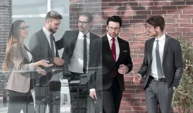 modern ofis cam duvarın arkasında duran insanlar