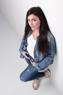 güzel genç bir öğrenci üzerinde beyaz izole