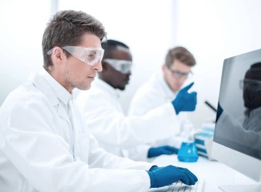 modern bilim adamı veri analizi için bir bilgisayar kullanıyor