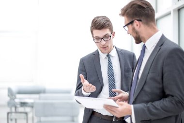 Dijital tablet ekranına bakan iki meslektaşım