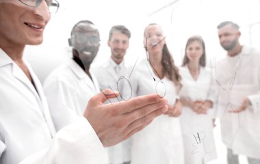 Eşcinsel biyologlar tahtaya yazılan formül görüşüyorlar