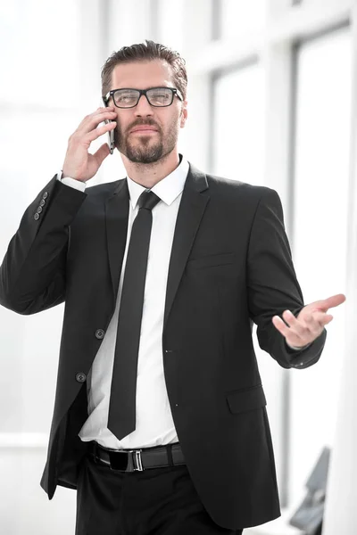 Zakenman in gesprek met een zakenpartner in een mobiele telefoon — Stockfoto