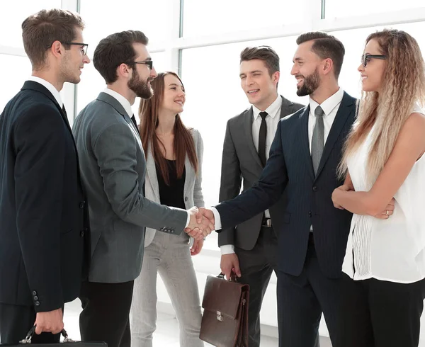 Stretta di mano di uomini d'affari a una riunione in ufficio — Foto Stock