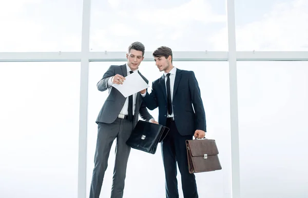 Gente de negocios con maletines de cuero cerca de la oficina — Foto de Stock