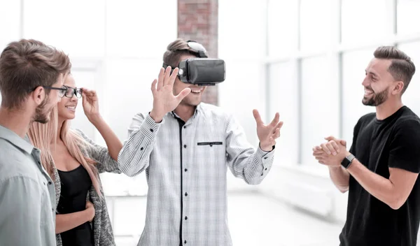 Joven médico viendo a un hombre con gafas VR — Foto de Stock