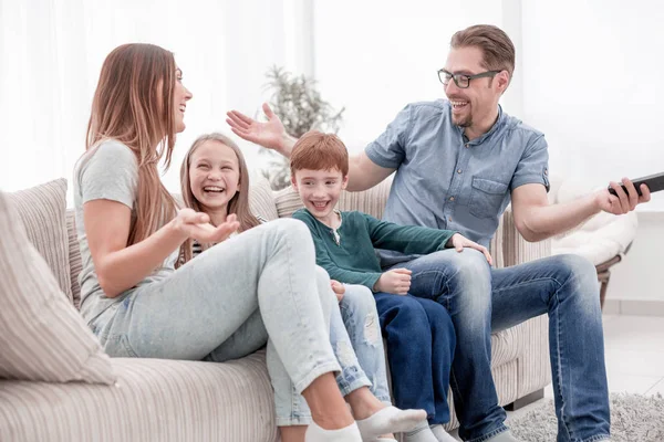 Oturma odasındaki kanepede oturan neşeli aile. — Stok fotoğraf