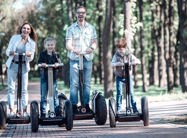 Família feliz se divertindo juntos . — Fotografia de Stock