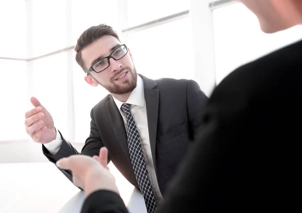 Two business colleagues sitting at a table, having a meeting — Stock Photo, Image