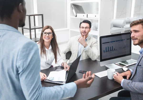 Geschäftsmann im Gespräch mit Kollegen am Arbeitsplatz — Stockfoto