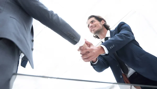 Uomini d'affari fiduciosi stringendo la mano — Foto Stock