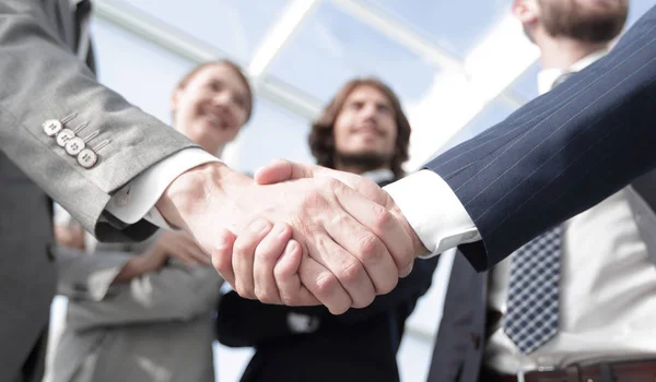 Benvenuto e handshake uomini d'affari — Foto Stock