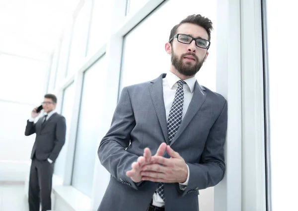 Cher homme d'affaires debout dans le couloir du bureau — Photo