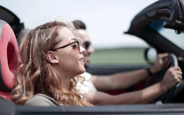 Stäng up.couple resor i sin cabriolet bil — Stockfoto