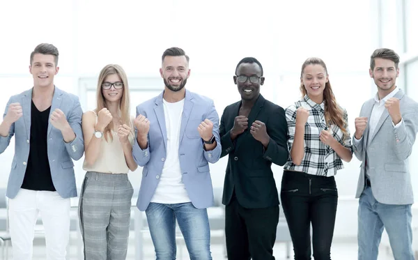 Portret van een gelukkige jonge zakenman leider op de voorgrond staande — Stockfoto