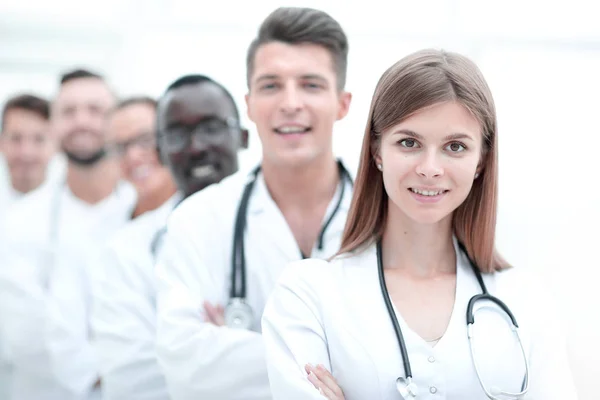 Equipe de médicos mostrando o dedo na câmera — Fotografia de Stock