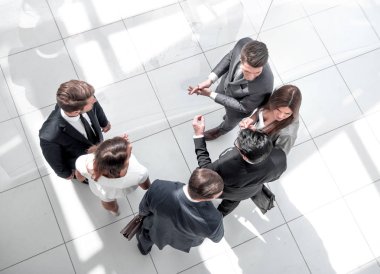 üstten görünüm. çalışanların iş sorunları tartışıyor