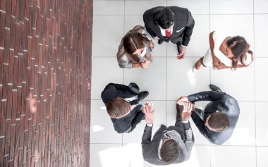 üstten görünüm. iş takım iş sorunlarını çözme