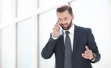 Mobil telefonda konuşurken ciddi iş adamı.