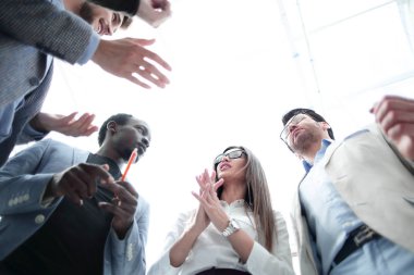 alt view.business kadın iş takım yeni fikirleri ile ele alınmaktadır.