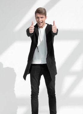 başparmak gösterilmesini tam growth.smiling genç adam