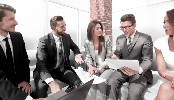 Equipe de negócios discute novas ideias usando novas tecnologias — Fotografia de Stock