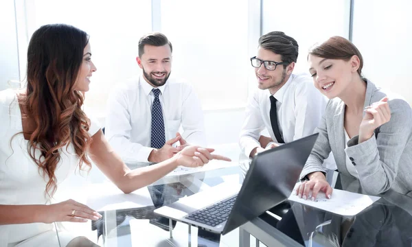 Equipo empresarial que analiza datos financieros . — Foto de Stock