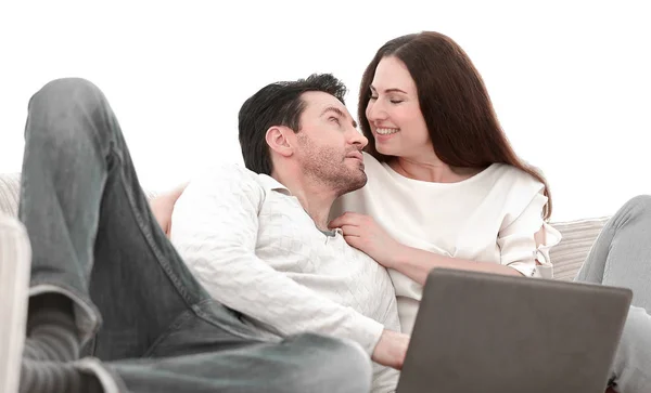 Man met zijn vriendin chatten op laptop thuis indoor — Stockfoto